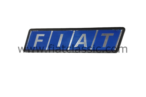 "FIAT" belettering op achterzijde Fiat Panda